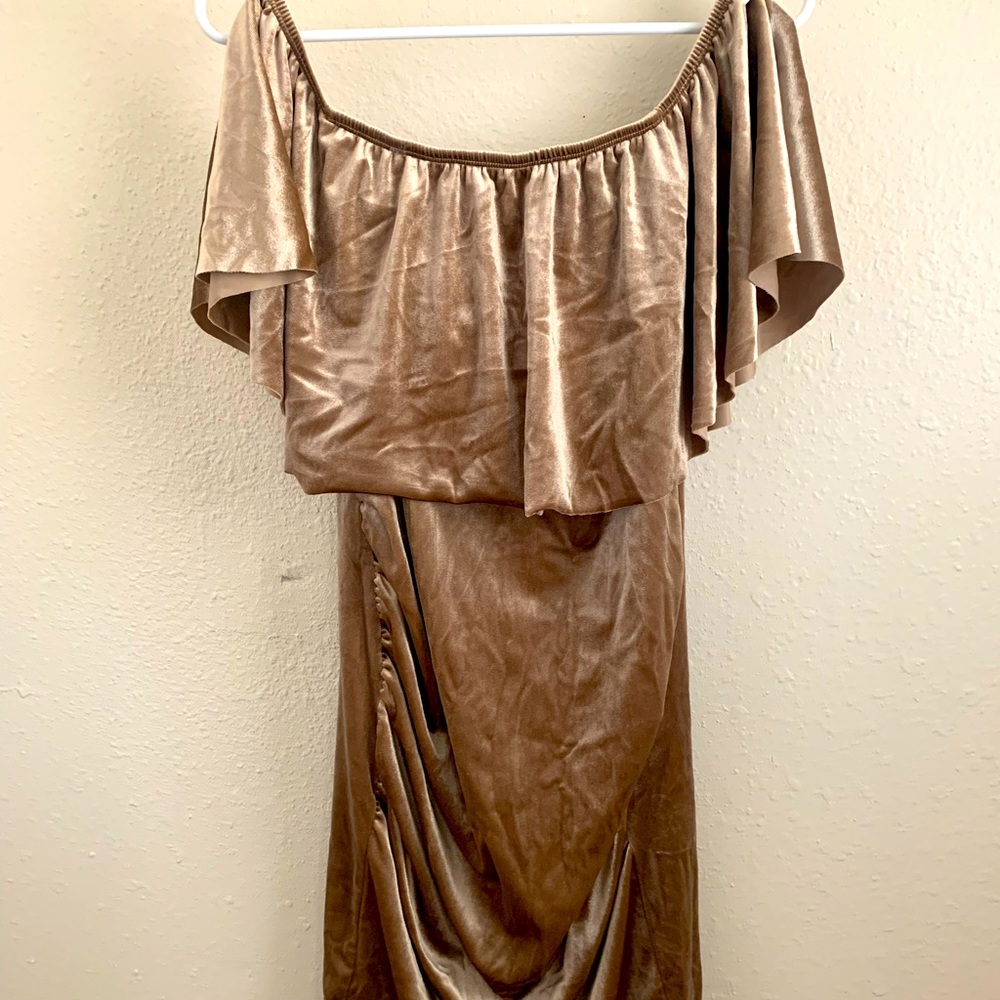 Size Small maternity off the shoulders dress, barely worn! Knee length